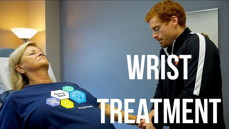 Chiropractor Towson MD Warren Kalkstein With Wrist Pain Patient